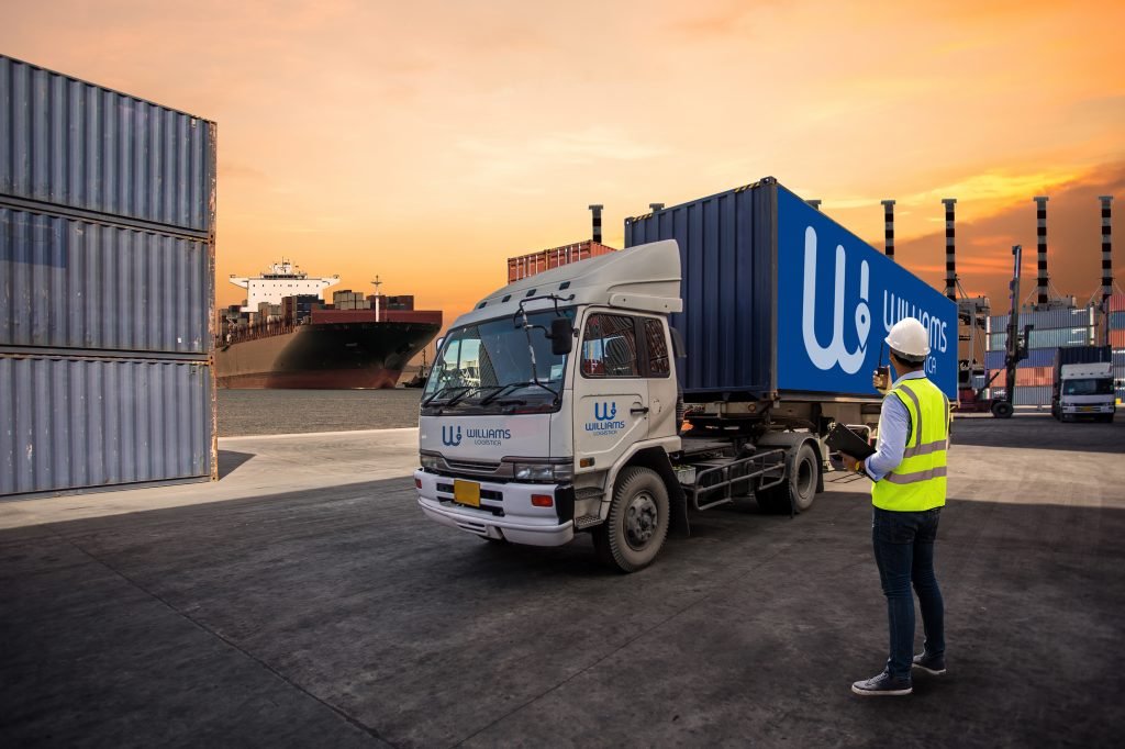 Foreman control loading Containers box to truck for Logistic Imp